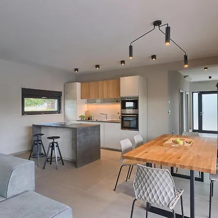 Median Nyaraló Póla