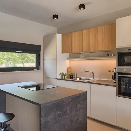 Holiday home Median *